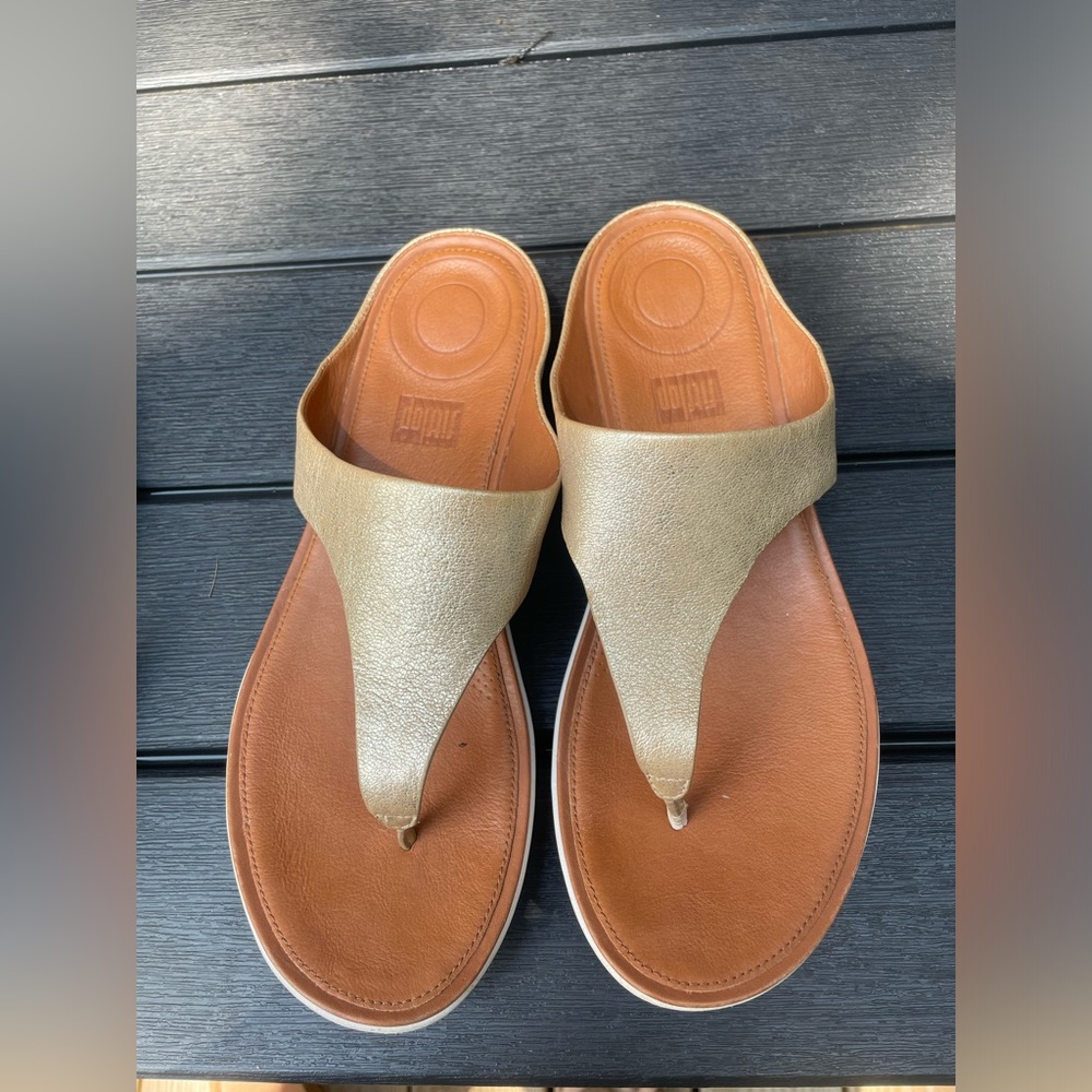 Women’s Fit Flop sandals flip flops Gold size 9 fit flop